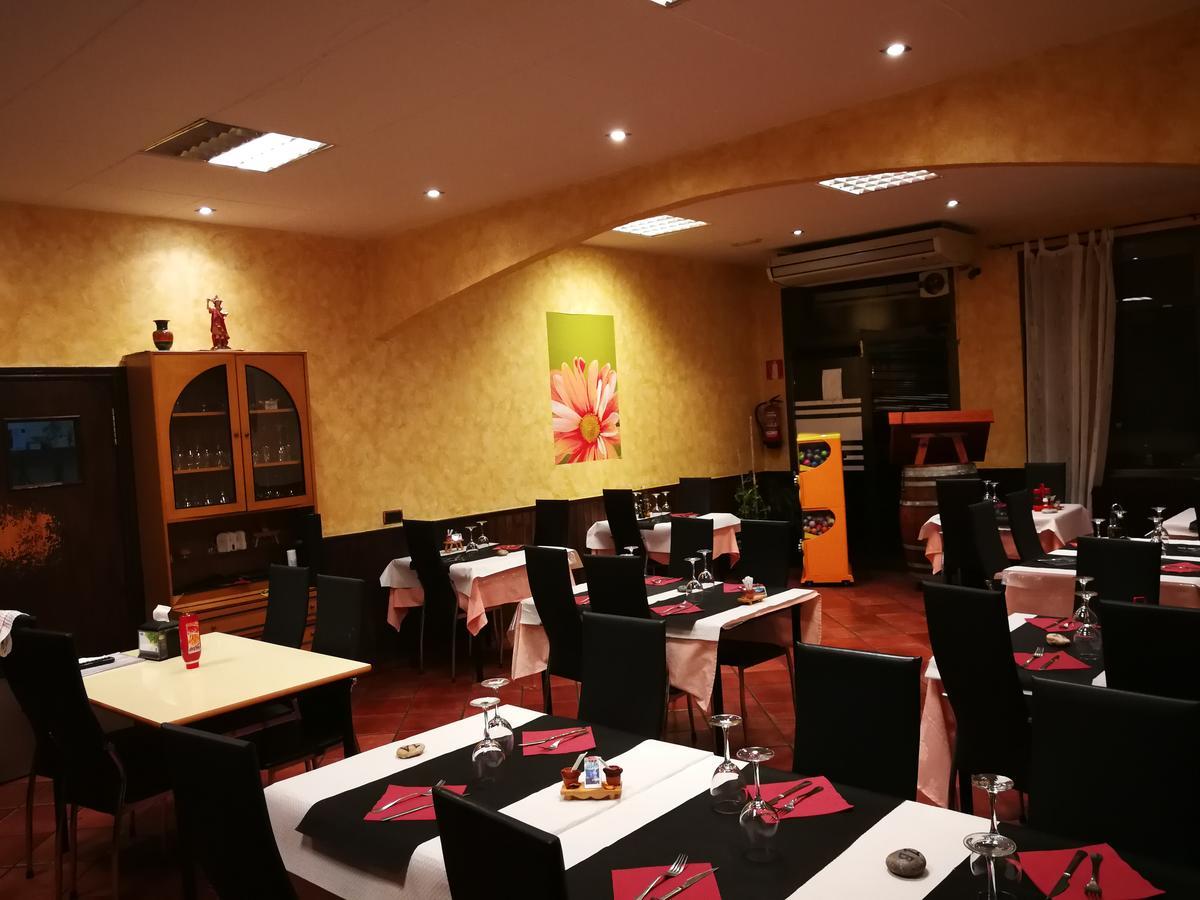 Hostal Escarla Aren Εξωτερικό φωτογραφία